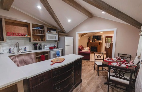 Natchitoches Cottage | Cozy Couples Cottage with access to Hot Tubb.nn