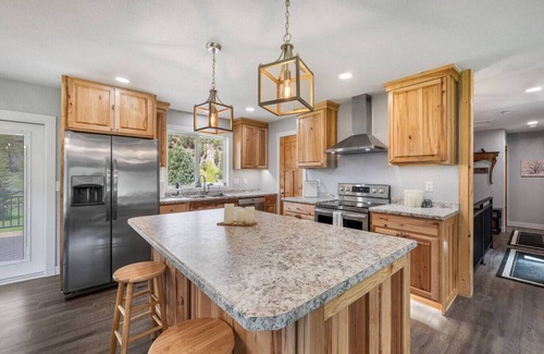 Rimrock House | Cozy Creekside Cabin