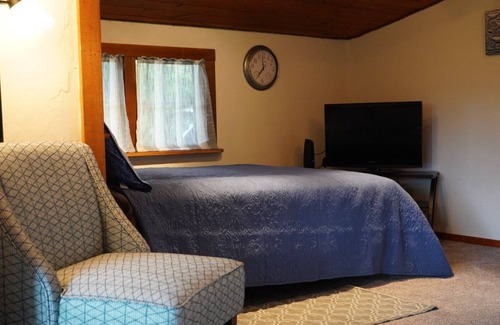 Oregon Coast Cabin | Cozy Creekside Cabin w/fire pit, steps from the beach and town
