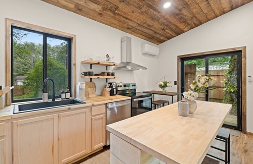 Seaside Cabin | Cozy creekside cabin with AC