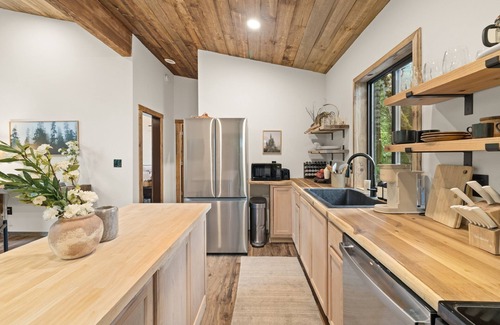 Seaside Cabin | Cozy creekside cabin with AC