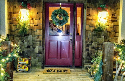 Sapphire Cottage | Cozy Creekside Cottage - RELAX by the Creek