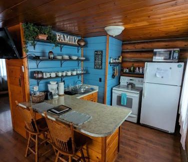 Pinetop House | Cozy Cub Log Cabin - Year Round Tranquil Beauty