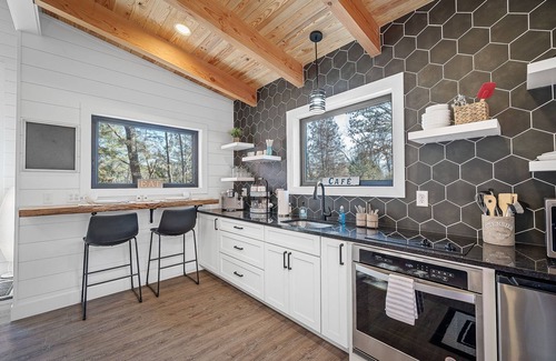 Treloar Cabin | Cozy custom-built Cabin - Lakeside