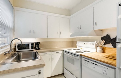 Hosford-Abernethy Apartment | Cozy Cute Apartment in the Heart of SE Portland. 96 Walk Score!