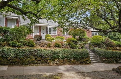 Hosford-Abernethy Apartment | Cozy Cute Apartment in the Heart of SE Portland. 96 Walk Score!