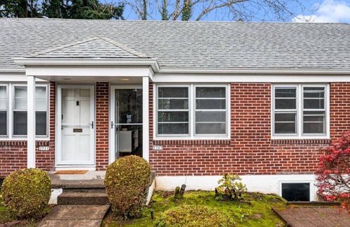 Hosford-Abernethy Apartment | Cozy Cute Apartment in the Heart of SE Portland. 96 Walk Score!