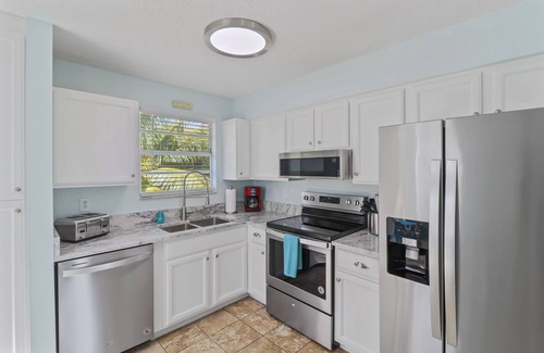 Holmes Beach Villa | Cozy 'Day' Side Cottage with Heated Pool Pet Friendly No size restrictions