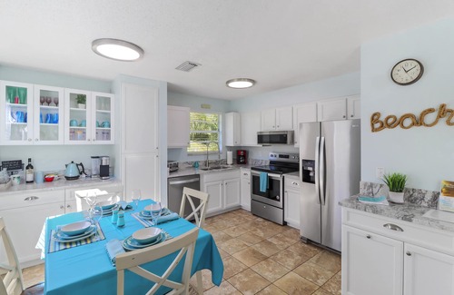 Holmes Beach Villa | Cozy 'Day' Side Cottage with Heated Pool Pet Friendly No size restrictions