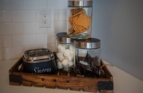 West Philadelphia Apartment | Cozy Desert Den 10Min Downtown & 6Min Brewerytown w/huge shower & full kitchen!