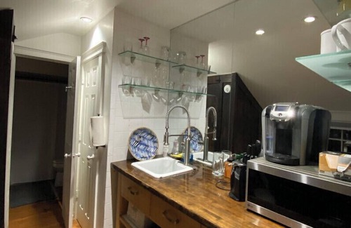 West Caldwell Cottage | Cozy designer Cottage outside NYC on private historic estate-near NYC