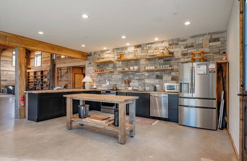 Blakeslee House | Cozy Dog Friendly Barn Getaway w/Fireplace & Views