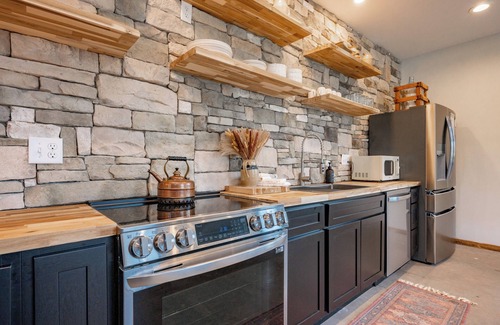 Blakeslee House | Cozy Dog Friendly Barn Getaway w/Fireplace & Views