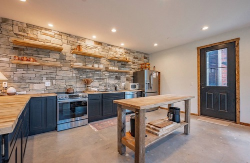 Blakeslee House | Cozy Dog Friendly Barn Getaway w/Fireplace & Views