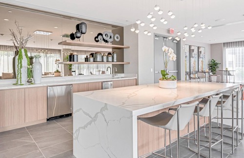 Doral Condo | Cozy Doral Retreat: Kitchen Luxury