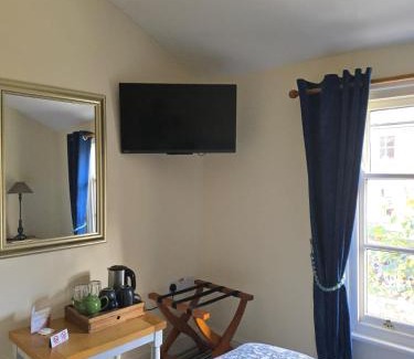 Llanidloes Hotel | Cozy Double Room - The Unicorn Hotel