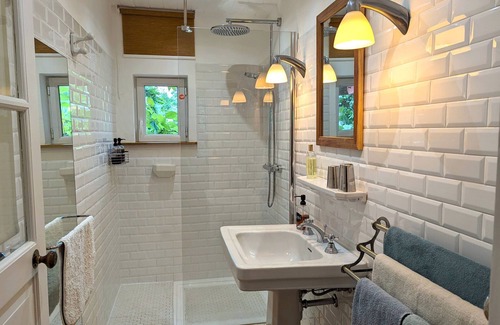 Presnoy Bed & Breakfast | Cozy double room with garden access, WiFi, and pets allowed