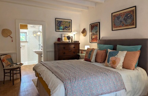 Presnoy Bed & Breakfast | Cozy double room with garden access, WiFi, and pets allowed