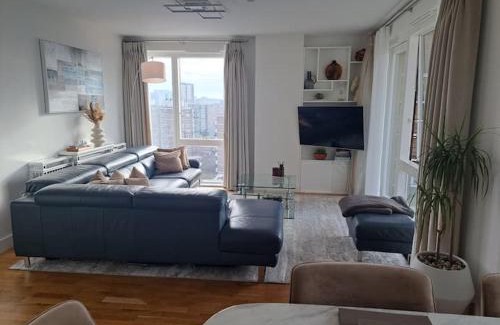 Lansbury House | Cozy Double Room with Large En Suite Near Canary Wharf London with Amazing Views in a Shared Apartment