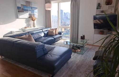 Lansbury House | Cozy Double Room with Large En Suite Near Canary Wharf London with Amazing Views in a Shared Apartment