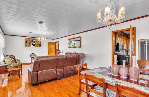 Starkville House | Cozy Downtown Retreat | Walk to MSU & Dining