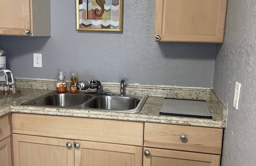 Stuart Apartment | Cozy Downtown Stuart Cottage. Bring your boat 1.3m from ramps beaches & downtown