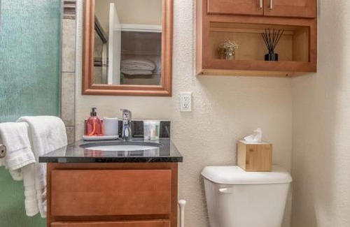 Downtown West Apartment | Cozy DT Studio with Balcony by Zencity