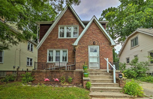 Ferndale Apartment | Cozy Duplex: Half Mi to Magic Bag & Woodward Ave!