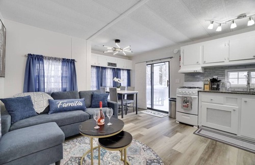 Gouldsboro Cabin | Cozy Eagle Lake 2BR Pocono Cabin Near Attractions