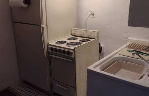Pittsburgh Apartment | Cozy Efficiency Apartment. Minutes from downtown Pittsburgh.