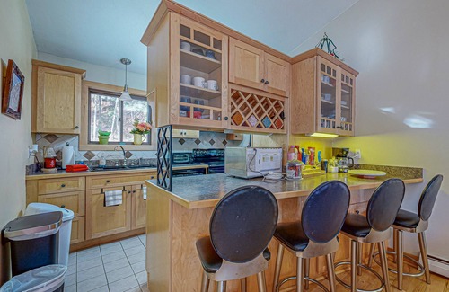 Quechee Condo | Cozy end-unit dog-friendly condo w/patio, balcony, board games, w/d, wifi, TVs