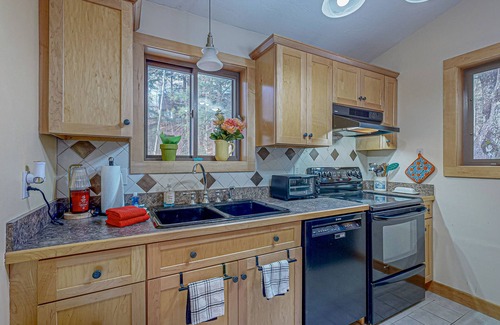 Quechee Condo | Cozy end-unit dog-friendly condo w/patio, balcony, board games, w/d, wifi, TVs