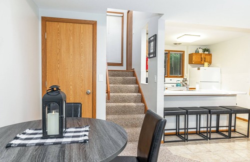 The Galena Territory Condo | Cozy Fall Golf View Retreat | 2 King Bed Suites, Fireplace & Pool Access