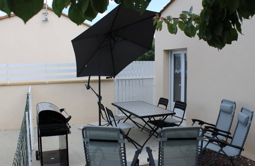 Verteuil-sur-Charente Cottage | Cozy Family Cottage with Garden, Terrace & WiFi - Fully Equipped & Baby-Friendly