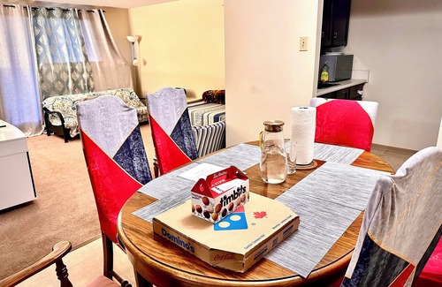 Winnipeg Apartment | Cozy Family-Friendly 1BR Apartment/Downtown Free Parking,Wi-Fi, Balcony,Laundry