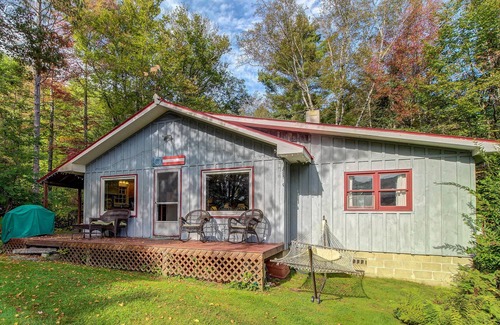 Plymouth Cottage | Cozy Family-friendly Cabin with Amazing Lake Views & Deck - Close to Slopes