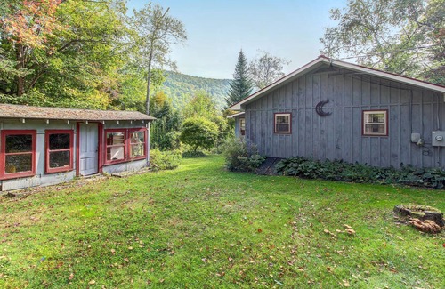 Plymouth Cottage | Cozy Family-friendly Cabin with Amazing Lake Views & Deck - Close to Slopes