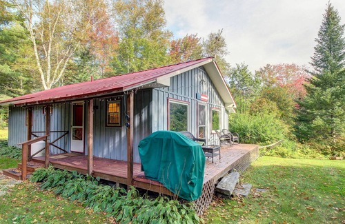 Plymouth Cottage | Cozy Family-friendly Cabin with Amazing Lake Views & Deck - Close to Slopes