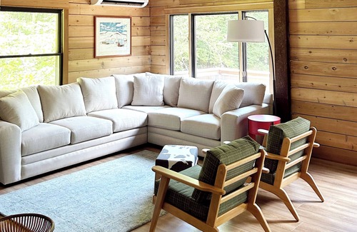 Stowe Hollow Ski Chalet | Cozy, family-friendly chalet near hiking and skiing. Pet-friendly.