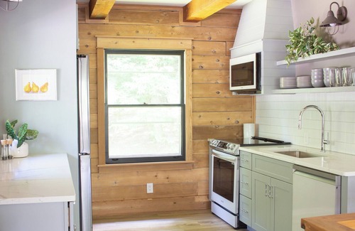 Stowe Hollow Ski Chalet | Cozy, family-friendly chalet near hiking and skiing. Pet-friendly.