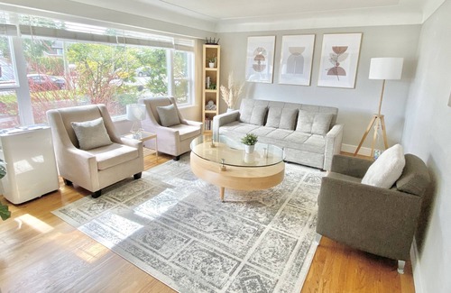 Saanich West House | Cozy Family Getaway! 5 Bedroom & Fenced Backyard