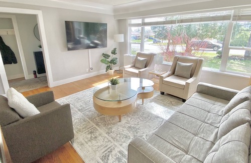 Saanich West House | Cozy Family Getaway! 5 Bedroom & Fenced Backyard