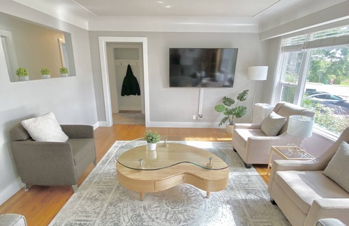 Saanich West House | Cozy Family Getaway! 5 Bedroom & Fenced Backyard