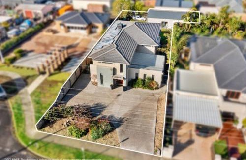 Grovedale House | Cozy family home near suft coast 6 beds