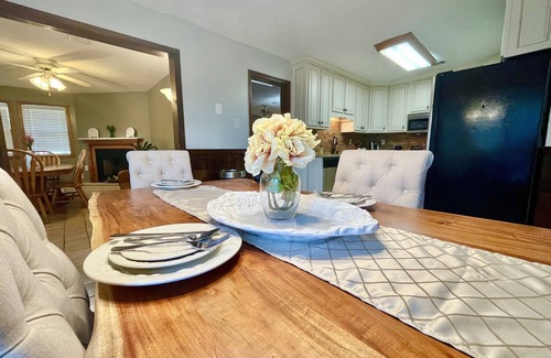 Ellendale House | Cozy Family Home with KING Suite