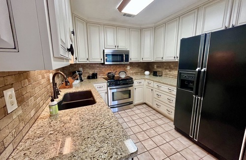 Ellendale House | Cozy Family Home with KING Suite