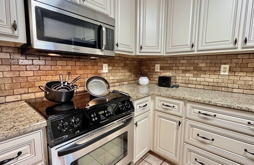 Ellendale House | Cozy Family Home with KING Suite