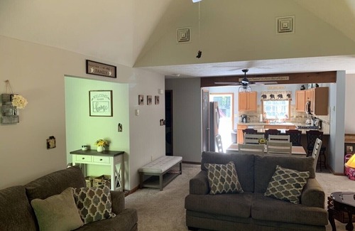 Albrightsville House | Cozy Family Pocono Ranch w/HOT TUB, Fireplace & Deck