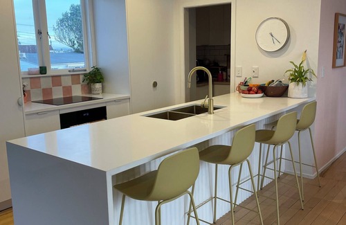 Auckland House | Cozy Family Retreat on Herald Island