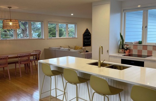 Auckland House | Cozy Family Retreat on Herald Island